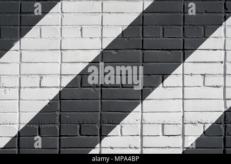 Briques en diagonale peint surface de mur en couleur noir et blanc, comme les graffitis. Texture grunge graphique de mur. Résumé Contexte moderne Banque D'Images