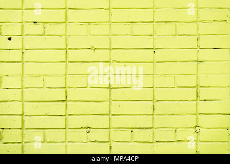 La texture du mur de briques peint en jaune, l'arrière-plan urbain, l'espace pour le texte. Texture horizontale. Lumière abstraite toile, motif, papier peint, design de bannières, placez le texte Banque D'Images