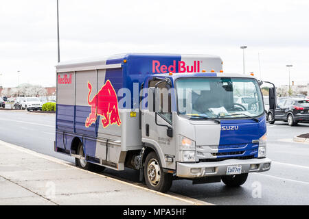 Sterling, USA - 4 Avril 2018 : Red Bull voiture camion bleu rouge avec logo dans le comté de Fairfax, Virginie, gros plan centre commercial véhicule Isuzu Banque D'Images