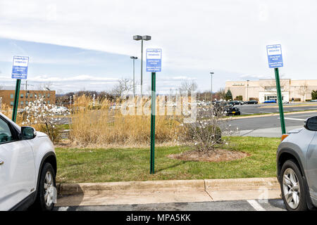 Sterling, USA - 4 Avril 2018 : Bébé R US magasin dans le comté de Fairfax, en Virginie pour les enfants boutique l'espace de stationnement réservés sign, logo Banque D'Images