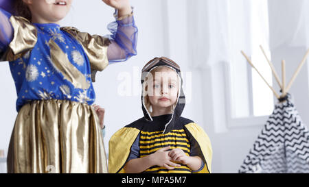 Petite fille habillé en abeille sur partie de costume de maternelle Banque D'Images