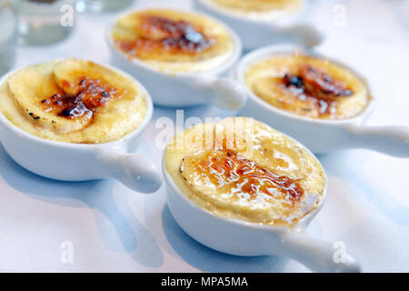 Crème brûlée sur la table du buffet Banque D'Images