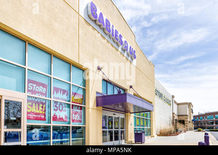 Sterling, USA - 4 Avril 2018 : Bébé R US magasin dans le comté de Fairfax, en Virginie pour les enfants boutique entrée extérieure avec signe, logo, portes, va fermer Banque D'Images