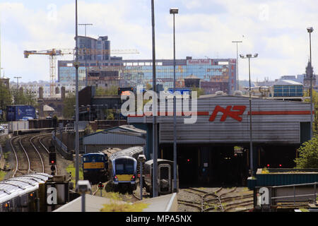 NI LES CHEMINS DE FER, également connu sous le nom de l'Irlande du Nord Chemins de fer (NIR) et pour une brève période Ulster Transport ferroviaire (UTR), est l'opérateur ferroviaire en Irlande du Nord. NIR est une filiale de Translink, dont la société mère est la société de portefeuille des Transports de l'Irlande du Nord (NITHCo), et est l'un des deux opérateurs ferroviaires publics au Royaume-Uni, l'autre étant Direct Rail Services. Il dispose d'un conseil de gestion commune avec les deux autres sociétés du groupe, Ulsterbus et Metro (anciennement Citybus). Le réseau ferroviaire en Irlande du Nord ne fait pas partie du réseau ferroviaire national de Grande-Bretagne, Banque D'Images