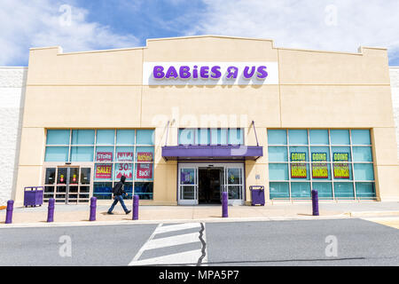 Sterling, USA - 4 Avril 2018 : Bébé R US magasin dans le comté de Fairfax, en Virginie pour les enfants boutique entrée extérieure avec signe, logo, portes, va fermer Banque D'Images