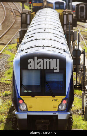 NI LES CHEMINS DE FER, également connu sous le nom de l'Irlande du Nord Chemins de fer (NIR) et pour une brève période Ulster Transport ferroviaire (UTR), est l'opérateur ferroviaire en Irlande du Nord. NIR est une filiale de Translink, dont la société mère est la société de portefeuille des Transports de l'Irlande du Nord (NITHCo), et est l'un des deux opérateurs ferroviaires publics au Royaume-Uni, l'autre étant Direct Rail Services. Il dispose d'un conseil de gestion commune avec les deux autres sociétés du groupe, Ulsterbus et Metro (anciennement Citybus). Le réseau ferroviaire en Irlande du Nord ne fait pas partie du réseau ferroviaire national de Grande-Bretagne, Banque D'Images