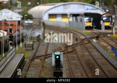 NI LES CHEMINS DE FER, également connu sous le nom de l'Irlande du Nord Chemins de fer (NIR) et pour une brève période Ulster Transport ferroviaire (UTR), est l'opérateur ferroviaire en Irlande du Nord. NIR est une filiale de Translink, dont la société mère est la société de portefeuille des Transports de l'Irlande du Nord (NITHCo), et est l'un des deux opérateurs ferroviaires publics au Royaume-Uni, l'autre étant Direct Rail Services. Il dispose d'un conseil de gestion commune avec les deux autres sociétés du groupe, Ulsterbus et Metro (anciennement Citybus). Le réseau ferroviaire en Irlande du Nord ne fait pas partie du réseau ferroviaire national de Grande-Bretagne, Banque D'Images