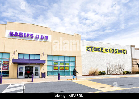 Sterling, USA - 4 Avril 2018 : Bébé R US magasin dans le comté de Fairfax, en Virginie pour les enfants boutique entrée extérieure avec signe, logo, portes, va fermer Banque D'Images