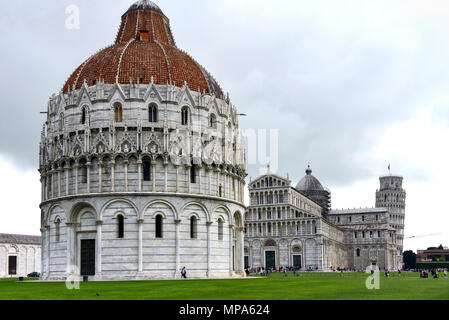 Le Baptistère de Pise, la cathédrale de Pise et la Tour de Pise situé dans la Piazza dei Miracoli (Place des Miracles) à Pise (Italie). Banque D'Images