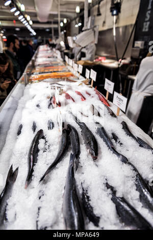 La ville de New York, USA - 30 octobre 2017 : marché du homard alimentaire place boutique dans quartier de Chelsea à Manhattan, New York District, le sparidé poisson dorade sur l'affichage Banque D'Images