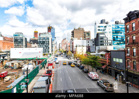 La ville de New York, USA - 30 octobre 2017 : Vue aérienne de Chelsea, quartier moderne construction bâtiments, parking voitures et sur la circulation dans la rue ci-dessous Banque D'Images