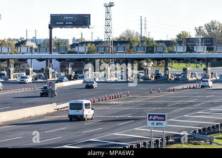 Kearny, USA - 27 octobre 2017 : EZPass Col EZ lane pour argent comptant sans frais au pont sur la ville de New York, NYC, prix, fermetures de voies, camion Banque D'Images