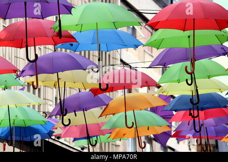 De nombreux parasols colorés et vivants Banque D'Images