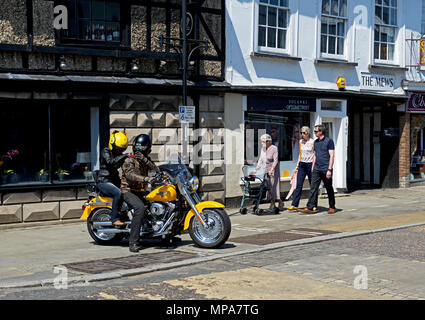 Couple sur moto Harley Davidson, St Ives Cambridgeshire, Angleterre, Royaume-Uni Banque D'Images
