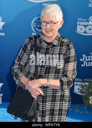 Bette Degeneres - maman à la recherche de Dory Première au El Capitan Theatre de Los Angeles. 7 juin 2016.Bette Degeneres - Maman ------------- Red Carpet Event, Vertical, USA, Cinéma, Célébrités, photographie, Bestof, Arts, Culture et divertissement, Célébrités Topix fashion / Vertical, Best of, événement dans la vie d'Hollywood, Californie - Tapis rouge et en backstage, USA, Cinéma, Célébrités, cinéma, télévision, Célébrités célébrités musique, photographie, Arts et culture, Bestof, divertissement, Topix trois quarts, vertical, une personne, à partir de l'an , 2016, enquête tsuni@Gamm Banque D'Images