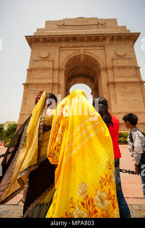 Femme indienne en vêtements traditionnels à la porte de l'Inde, New Delhi, Inde Banque D'Images