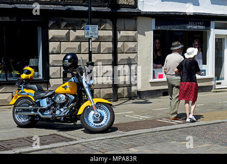 Couple passé moto Harley Davidson, St Ives Cambridgeshire, Angleterre, Royaume-Uni Banque D'Images