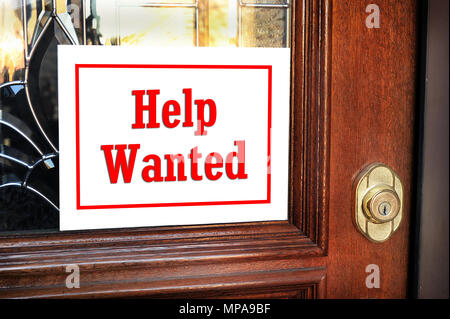 Help Wanted sign sur porte avant. Banque D'Images