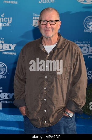 Ed O'Neill 004 à la recherche d'Dory Première au El Capitan Theatre de Los Angeles. 7 juin 2016.Ed O'Neill 004 ------------- Red Carpet Event, Vertical, USA, Cinéma, Célébrités, photographie, Bestof, Arts, Culture et divertissement, Célébrités Topix fashion / Vertical, Best of, événement dans la vie d'Hollywood, Californie - Tapis rouge et en backstage, USA, Cinéma, Célébrités, cinéma, télévision, Célébrités célébrités musique, photographie, Arts et culture, Bestof, divertissement, Topix trois quarts, vertical, une personne, à partir de l'an , 2016, enquête tsuni@Gamma-USA.com Banque D'Images