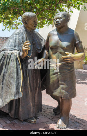 Cartagena, Colombie - Mars 21, 2017 : statue de San Pedro Claver et une femme autochtone en face de cathédrale de San Pedro Claver, Carthagène. Banque D'Images