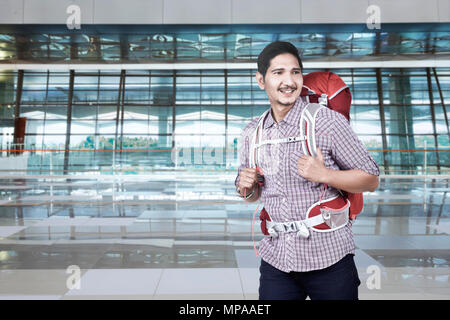 Backpacker asiatique excité voyageurs sur l'aéroport Banque D'Images