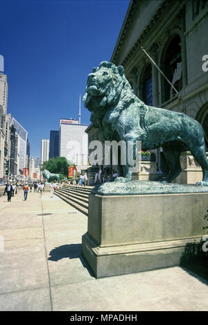 1988 STATUES HISTORIQUES EN BRONZE LION (©EDWARD KEMEYS 1893) ENTRÉE ALLERTON BUILDING ART INSTITUTE (©SHEPLEY RUTAN COLLIDGE 1893) MICHIGAN AVENUE CHICAGO ILLINOIS USA Banque D'Images