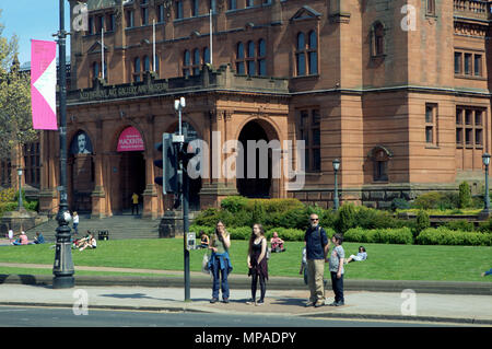 Jolie villa familiale aux feux de circulation exposition Macintosh les habitants et les touristes à l'extérieur de Kelvingrove Art Gallery and Museum, Argyle Street, Glasgow, Royaume-Uni Banque D'Images