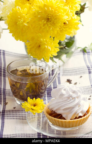 Petit-déjeuner romantique. Thé, gâteaux, chrysanthème jaune Banque D'Images