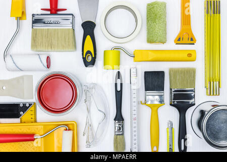 Outils de peinture télévision set pinceaux, rouleaux. vue, bidons, gants, lunettes de sécurité sur le bureau en bois blanc Banque D'Images