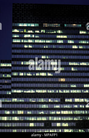 Historique DE WINDOWS 1988 ALLUMÉ grand immeuble de bureaux commerciaux Banque D'Images