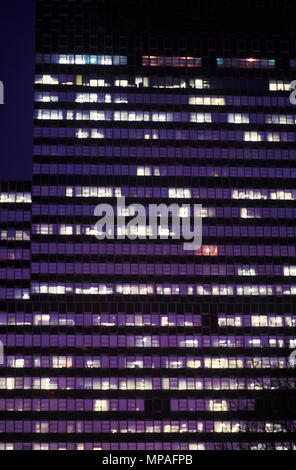 Historique DE WINDOWS 1988 ALLUMÉ grand immeuble de bureaux commerciaux Banque D'Images