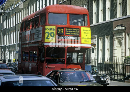 Historique 1988 AEC ROUTEMASTER ROUGE DOUBLE DECKER BUS (©1956) TRANSPORTS Londres Bloomsbury Street LONDON ENGLAND UK Banque D'Images