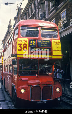 Historique 1988 AEC ROUTEMASTER ROUGE DOUBLE DECKER BUS (©1956) TRANSPORTS Londres PICCADILLY STREET LONDON ENGLAND UK Banque D'Images