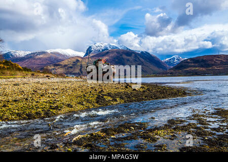 Un beau panorama de Ben Nevis et le chalutier de Corpach épave sur les rives du Loch Linnhe, dans les montagnes de l'Ecosse Banque D'Images