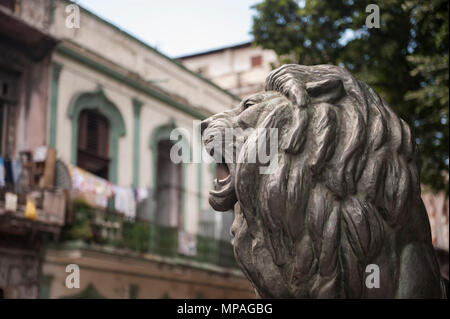 Statue de lion à Paseo del Prado, dans le centre de La Havane Banque D'Images