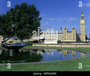 1988 RENOUVELABLE HISTORIQUE FONTAINE DE TORSION (©NAUM GABO 1972) CHAMBRES DU PARLEMENT LONDON ENGLAND UK Banque D'Images