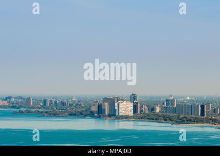 Vue aérienne du quartier de Hyde Park avec le lac Michigan à l'avant-plan Banque D'Images