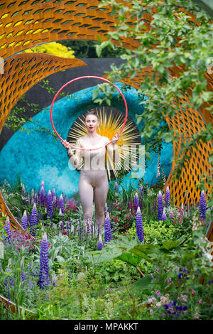 Un danseur à la David Harber et Savills Afficher Jardin au RHS Chelsea Flower Show Banque D'Images