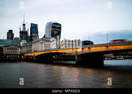 London Bridge en autobus voyageant à travers avec la walky talky bâtiment en arrière-plan Banque D'Images