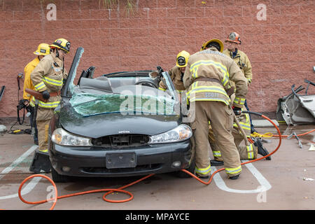 Burbank Fire Department - mâchoires pneumatiques de la démonstration Banque D'Images