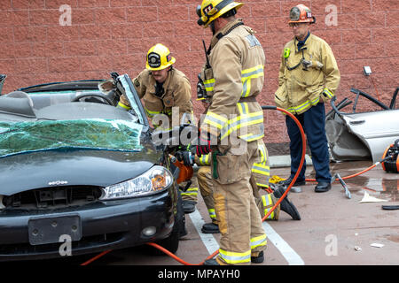 Burbank Fire Department - mâchoires pneumatiques de la démonstration Banque D'Images