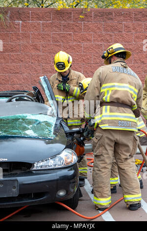 Burbank Fire Department - mâchoires pneumatiques de la démonstration Banque D'Images