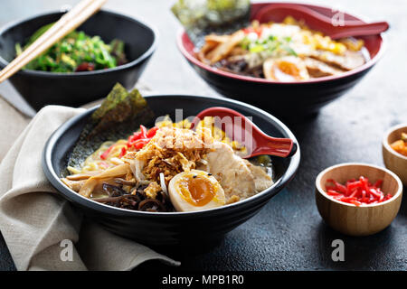 Bols de ramen épicé avec des nouilles, du porc et poulet Banque D'Images