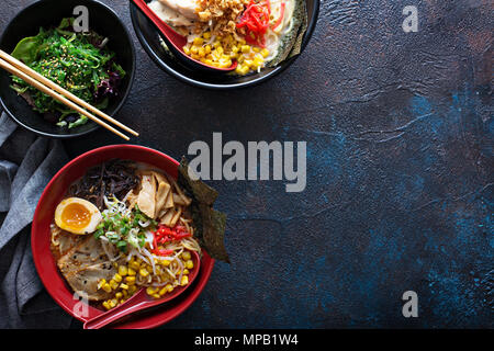 Bols de ramen épicé avec des nouilles, du porc et poulet Banque D'Images