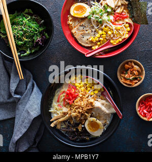 Bols de ramen épicé avec des nouilles, du porc et poulet Banque D'Images