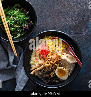 Bols de ramen épicé avec des nouilles, du porc et poulet Banque D'Images