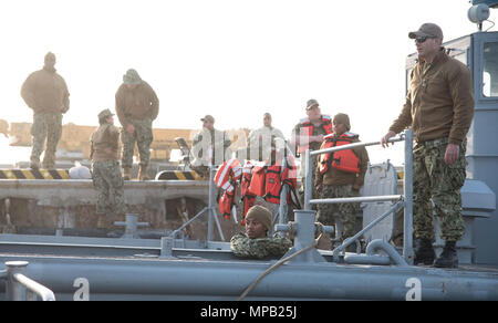 POHANG, République de Corée (7 avril 2017) - Les Marins attachés à l'unité d'assaut 1 préparer à entreprendre pendant le fonctionnement de l'exercice Pacific Reach (2017 OPRex17). OPRex17 est un événement de formation bilatérale conçu pour garantir l'état de préparation et de soutenir la République de Corée et les États-Unis En exerçant l'Alliance d'un domaine Distribution Center (ADC), un point d'alimentation en air Terminal (ATSP), combiné au cours de logistique commune-la-Rive (CJLOTS), et l'utilisation du rail, voies navigables intérieures, côtières et les opérations de levage pour valider le concept opérationnel atteindre. Banque D'Images