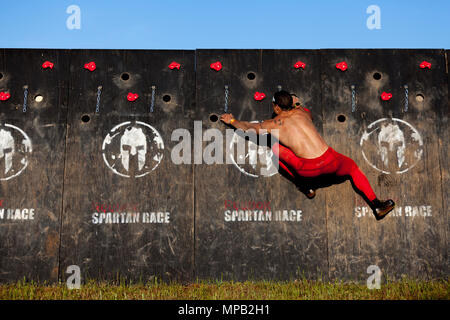 Un concurrent Course Spartan monte un obstacle lors d'une course Spartan au meilleur Concours 2017 Rangers à Fort Mitchell, Ala., le 8 avril 2017. La 34e conférence annuelle de David E. Grange Jr. meilleure concurrence Ranger 2017 est un événement de trois jours, composé de défis pour tester concurrent physique, mental, et les capacités techniques. Banque D'Images