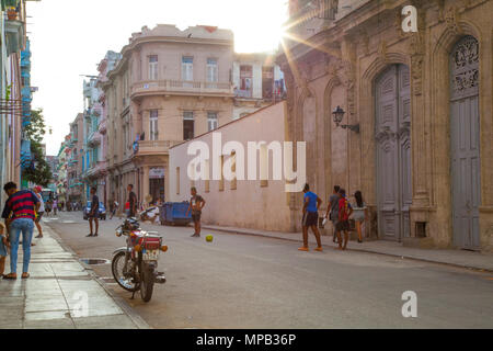 Les enfants cubains à jouer au soccer et au basket-ball dans les rues de la vieille Havane Cuba Banque D'Images