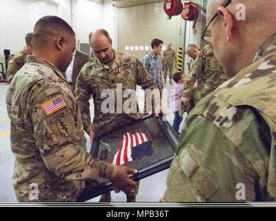 Le lieutenant-colonel Rusty J. Lepley, commandant sortant du 191e Bataillon de soutien au maintien en puissance de combat, est doué d'un drapeau américain pièce après la cérémonie de passation de commandement, Avril 8, 2017, à la Kenichi Uchida Réserver Center à Salt Lake City. Banque D'Images